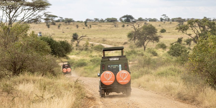 TourCompass safarijeep kører på gruset i Tanzania